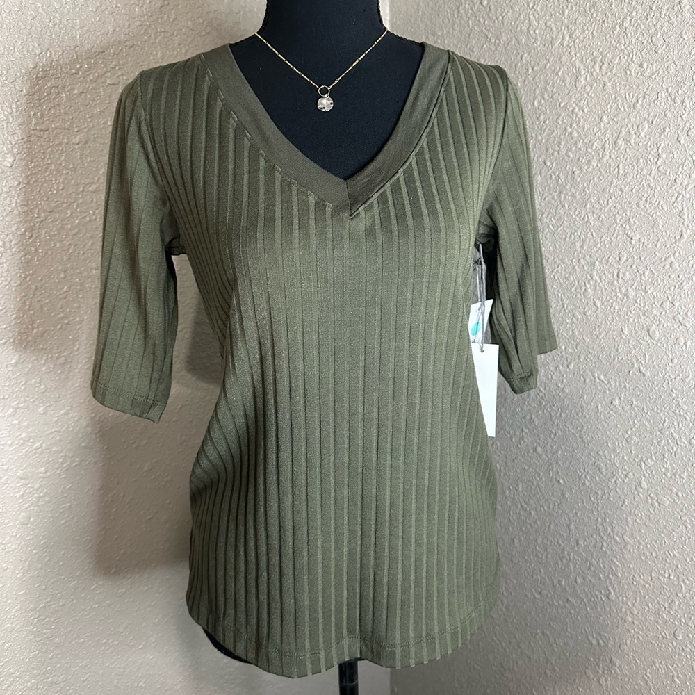 NWT Nine Britton Ribbed Detail V Neck Blouse in olive